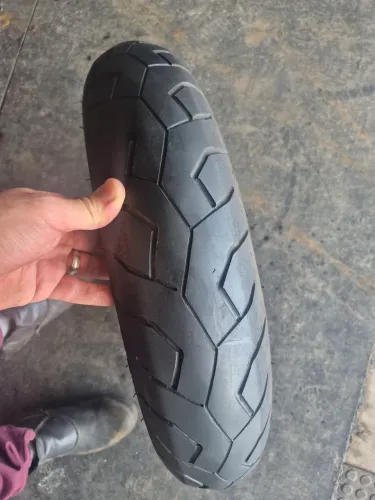 Um pneu 120/70/17 pirelli reaberto dianteiro da cb (140 em 2× no ct