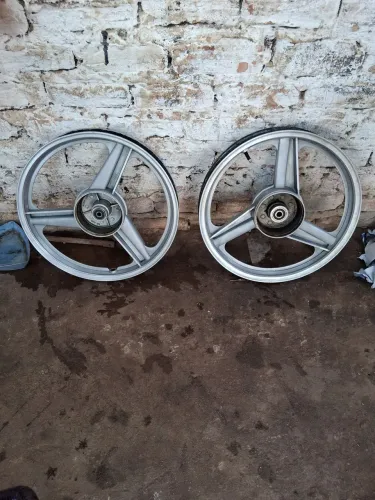 Vendo par de rodas 3 talas , ótimo estado , uso em 150 , 125 e 160 
