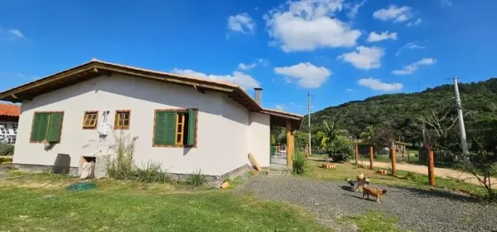 Espetacular casa com nada por fazer, mini sítio em Águas Claras!
