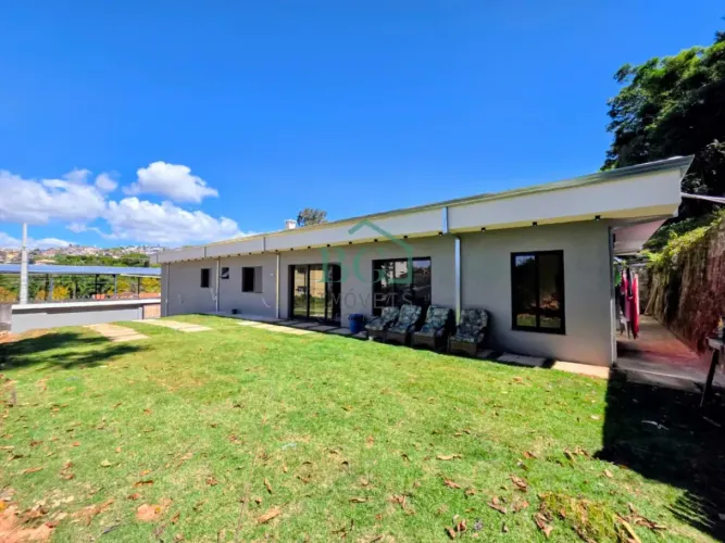 Excelente casa de alto padrão á venda a poucos minutos do Centro de Poços de Caldas MG.