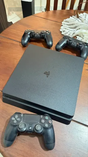 PS4 Slim 2tb com 3 controles