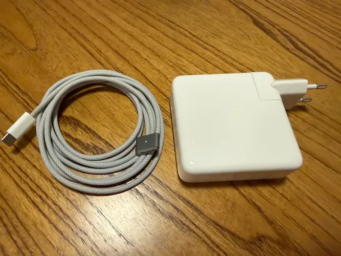 Apple Adaptador de energia USB-C de 96W + Cabo de USB-C para MagSafe 3 (2m)
