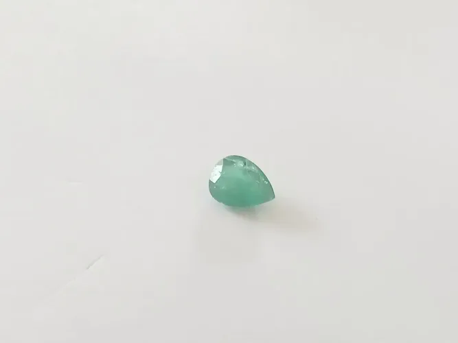 Esmeralda extra translucida. 1,20 cts. Novo. 7x5x4mm. Gota. Transparencia. Qualidade extru