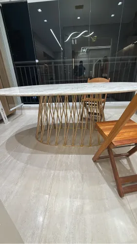 Mesa de jantar em mármore - base dourada