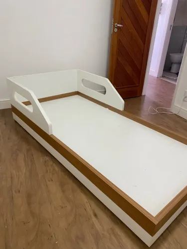 Cama tipo montessoriana infantil branca
