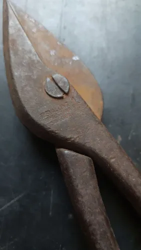 Tesourão de chapa antigo.