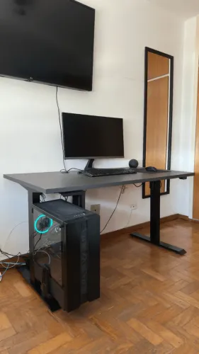 Mesa com regulagem de altura elétrica GenioDesk Home + acessórios excelente estado