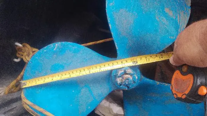 Vendo eixo de uma polegada  e meia e hélice 