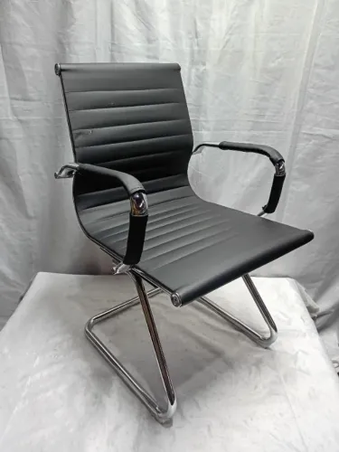 Cadeira Interlocutor Design Charles Eames em Couro PU Preta