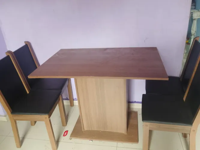 Vendo mesa com 4 cadeiras