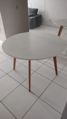 Mesa de jantar em ótimo estado.
