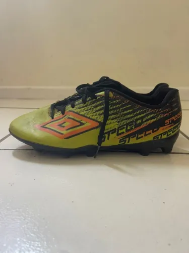 Chuteira Umbro de Campo Original semi nova