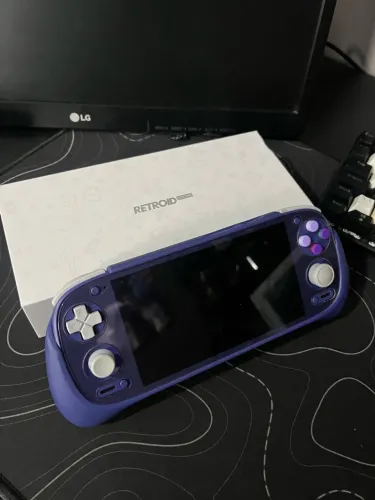 Retroid Pocket G2 - 8GB RAM - Snapdragon G2 Gen 2 - Grip Oficial - Na Caixa.