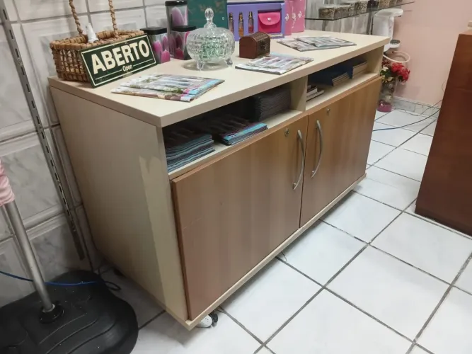 Balcão Criare com 2 Portas, Rodízios e Prateleira Interna