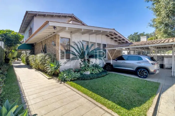 Casa em Rua Fechada à venda em Alto de Pinheiros, 350 m², 4 quartos sendo 1 suíte, 3 vagas