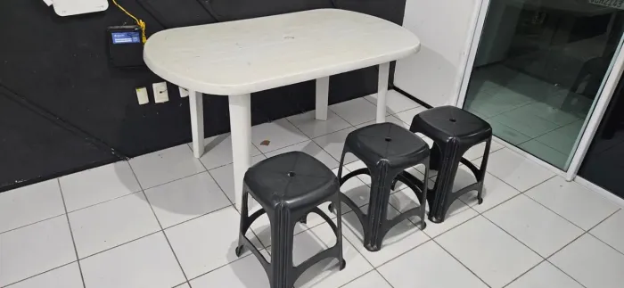 Mesa + 3 cadeiras