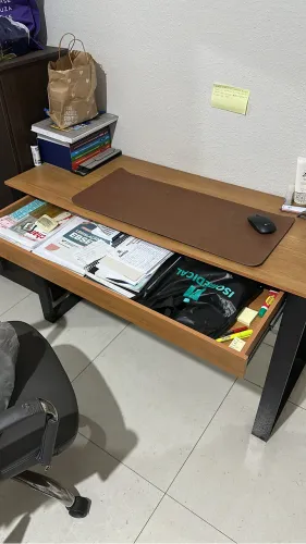 Escrivaninha com gaveta