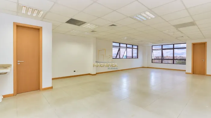 Sala comercial no BacacheriQue tal instalar sua empresa em um magnífico imóvel em Curitiba