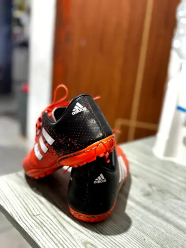 Chuteira Adidas tamanho 40