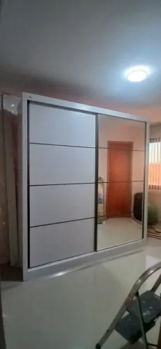 GUARDA-ROUPA COM ESPELHO ESPAÇOSO