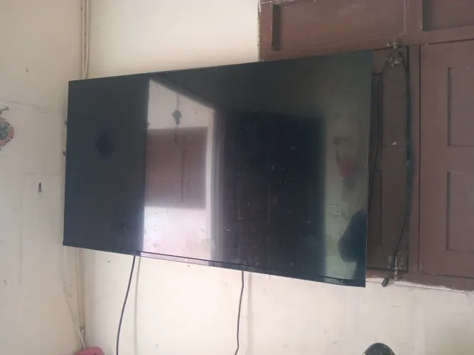 Tv smart Multilaser 32 polegadas com defeito na imagem mas funcionando 