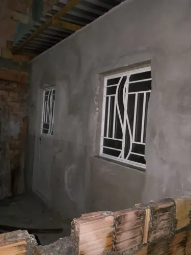Vendo uma casa de 2 pisos medindo 12/4 metros sendo 10de casa e 2 metros na frente da casa