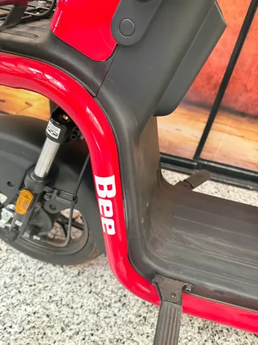 Auto propelido Bee