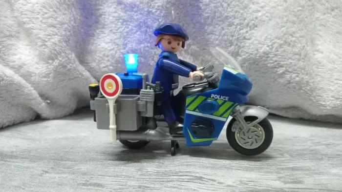 PLAYMOBIL POLICIA - MOTO COM LUZES - COLECIONE