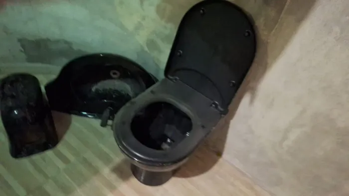 Vaso e pia de banheiro preto