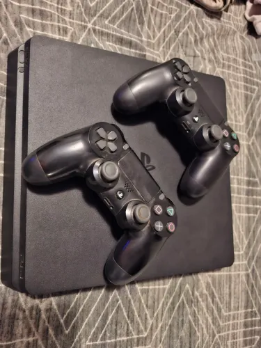 PS4 Slim 500GB + 2 Controles + Jogos
