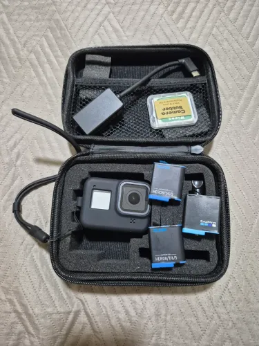 Gopro hero 8 black com kit de troca de lente e adaptador de microfone.