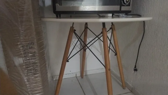 Mesa redonda branca Eiffel 