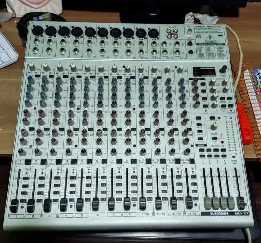 Mesa de som Behringer 2442 FX pro