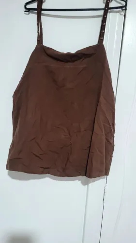 Camiseta em viscose marrom a cor da estação M