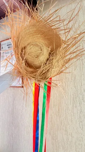 Itens variados para decoração festa junina