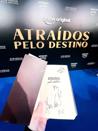 Livro autografado atraídos pelo destino + balde e copo temático 