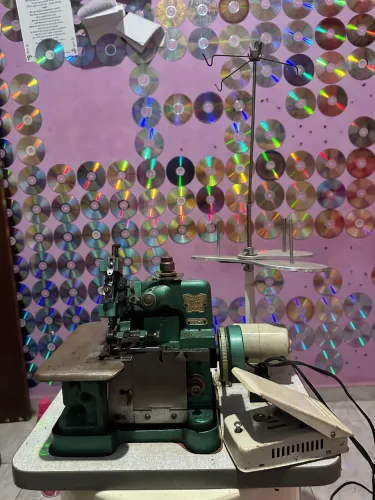 Máquina overloque em bom estado, funciona perfeitamente