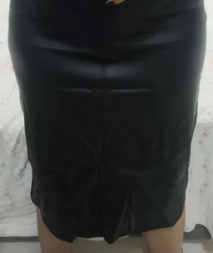 Saia couro preta midi SEM USO