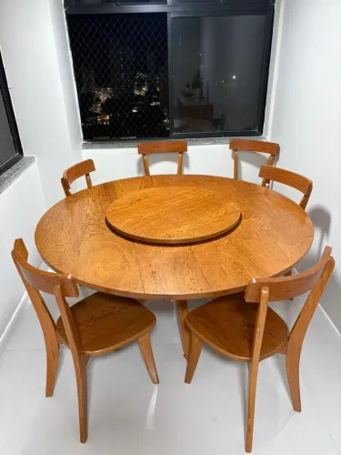 Mesa madeira pura com cadeiras.
