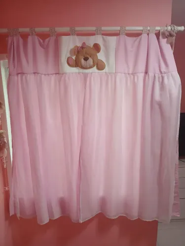 Kit cortina infantil quarto menina ursinha rosa com varão e pingentes laterais 