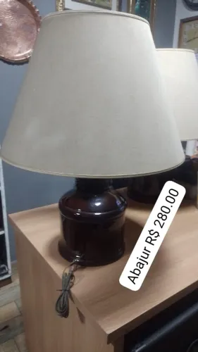 Abajur com base de cerâmica marrom