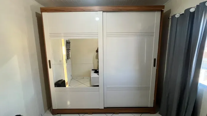 Guarda roupa porta de correr, Cama Queen com base bipartida e colchão molas ensacadas