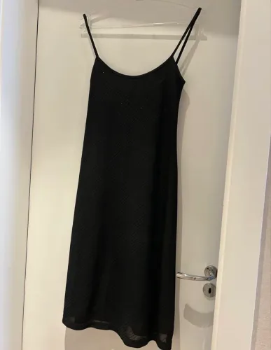 Vestido preto tubinho com leve brilho. 100% poliéster, vestido forrado. Veste P/M. 