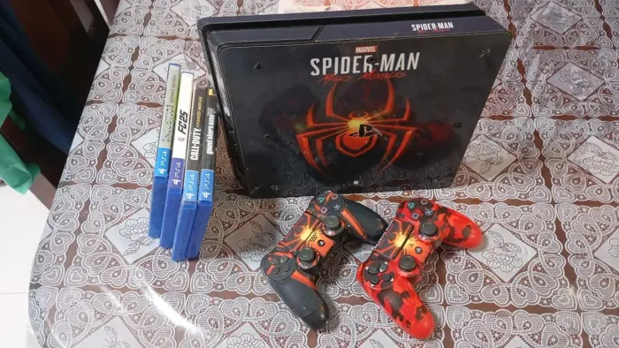 Vendo ps4 todo personalizado cm dois controles tbm personalizado sendo os dois originais
