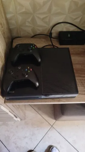 850,00 Xbox one fat com dois controles
