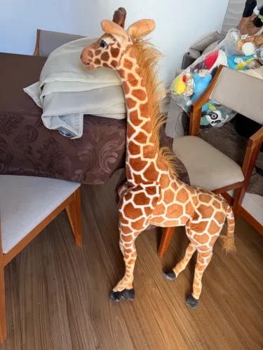 Girafa de pelúcia novinha 120 cm