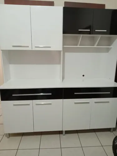 Armário de cozinha com pés 