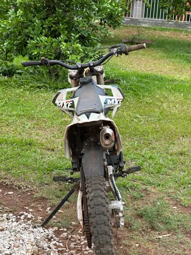 Essa é uma pit bike ( mini moto de trilha/ motocross)