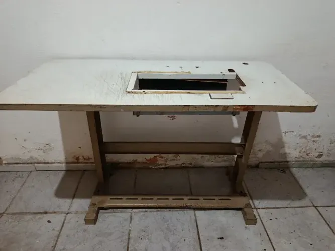 Mesa para máquina de costura.Em bom estado de conservação