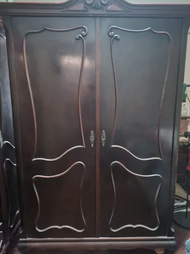 Armário vintage clássico de madeira maciça com calceiro